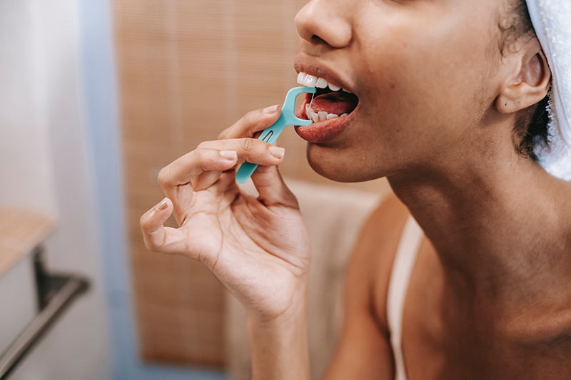 Jak często nitkować zęby? Czy nitkowanie może być szkodliwe?