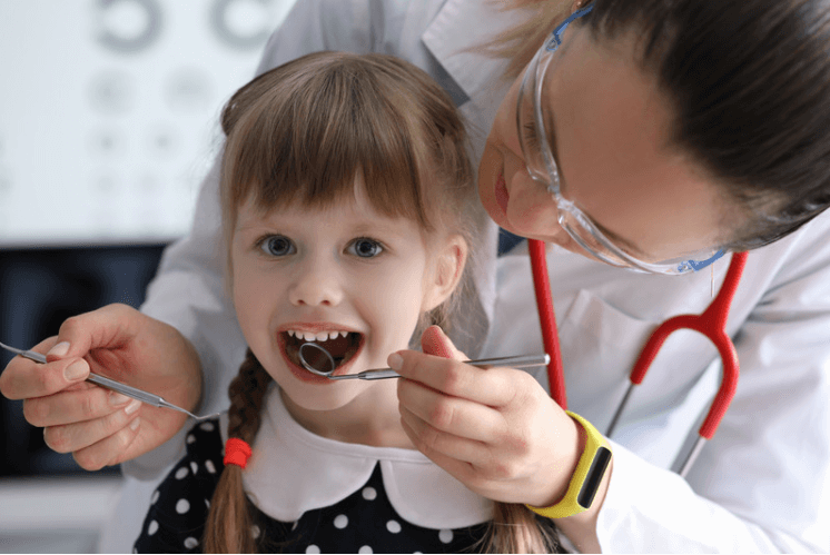 Próchnica zębów mlecznych – skąd się bierze?