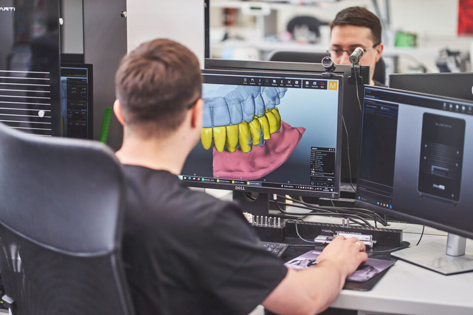 Technik dentystyczny - Roman Michalski w trakcie pracy