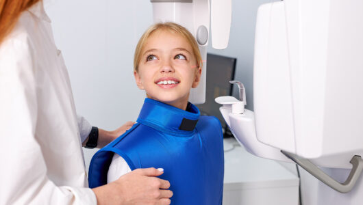 Pierwsza wizyta dziecka u dentysty – jak zmienić ją w przygodę?