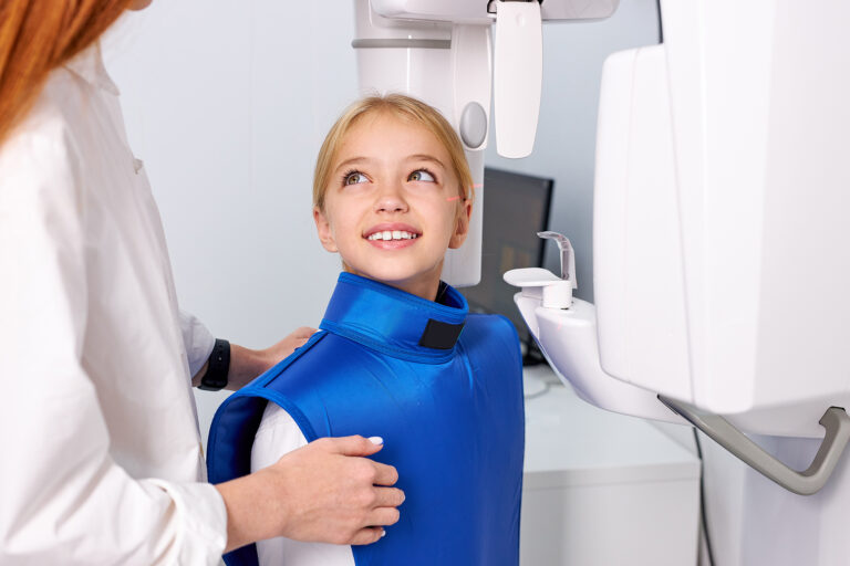 Pierwsza wizyta dziecka u dentysty – jak zmienić ją w przygodę?